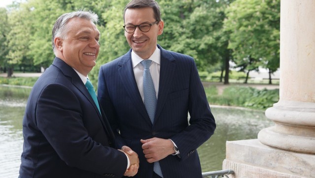 Spotkanie premierów Polski i Węgier rozpoczęło się w poniedziałek po południu w Pałacu na Wodzie w Łazienkach Królewskich w Warszawie. Mateusz Morawiecki i Viktor Orbn omówią relacje dwustronne oraz kwestie dotyczące współpracy regionalnej i unijnej. Warszawa to tradycyjnie pierwszy cel oficjalnej, zagranicznej wizyty Viktora Orbna jako premiera. W ubiegłym tygodniu lider Fideszu został zaprzysiężony na trzecią z rzędu kadencję szefa rządu.