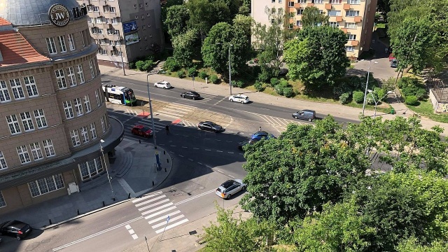 Dwa samochody zderzyły się przy wjeździe na Trasę Zamkową w kierunku centrum Szczecina.