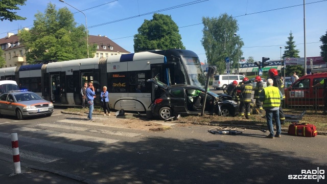 Zderzenie tramwaju z samochodem osobowym w okolicach ryneczku Pogodno na ulicy Mickiewicza w Szczecinie. Ranna w poważnym stanie trafiła do szpitala. Kobieta ma uraz głowy i kręgosłupa.