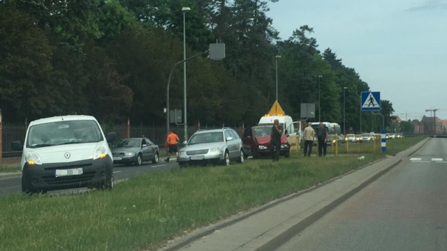 Trzy samochody osobowe zderzyły się na ulicy Mieszka I w Szczecinie. Do zdarzenia doszło w piątek po godzinie 12.