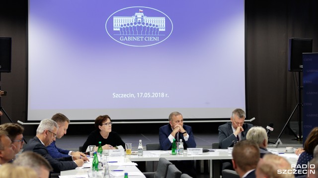 Politycy Platformy Obywatelskiej podbijają stawkę. Jeszcze niedawno informowali, że w trakcie ich rządów w byłym Szczecińskim Parku Przemysłowym na terenach stoczniowych pracowało dwa tysiące osób. W czwartek podczas obrad Gabinetu Cieni, który odbył się w Szczecinie, poseł Sławomir Nitras informował, że zatrudnionych było 2,5 tysiąca osób.