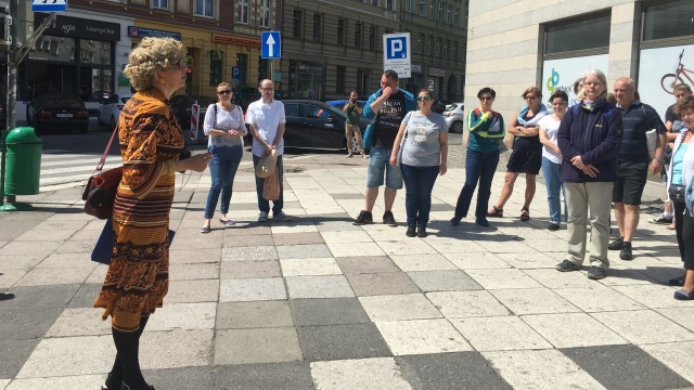 Szczecin śladami PRL to kolejny spacer miejski, na który wybrali się w sobotę szczecinianie. Szlak prowadził od placu Szarych Szeregów (kiedyś Sprzymierzonych i Lenina), przez sklep rybny, gdzie do dziś produkowany jest paprykarz szczeciński, kino Kosmos, aż po plac Żołnierza i pod miejsce po dawnym Pomniku Wdzięczności Armii Radzieckiej.