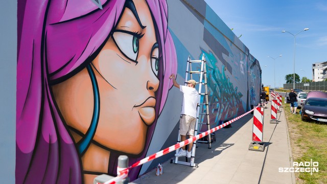 Puszki z farbą poszły w ruch - nowe graffiti powstaje przy skrzyżowaniu ulic Warcisława I z Przyjaciół Żołnierza w Szczecinie. Projekt tworzony przez grupę lokalnych grafficiarzy ma na celu zapełnienie pustych przestrzeni miejskich.