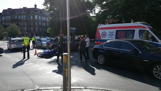 Po godz. 17 na Placu Grunwaldzkim motocyklista uderzył w samochód osobowy, stało się to na wysokości pomnika Marynarza. Motocyklista trafił do szpitala.
