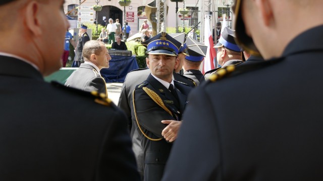 65 zachodniopomorskich strażaków otrzymało wyróżnienia i awanse, a Komenda w Myśliborzu: nowy sztandar. Na rynku odbyły się Wojewódzkie Obchody Dnia Strażaka. Za służbę dziękował im Minister Spraw Wewnętrznych i Administracji Joachim Brudziński.