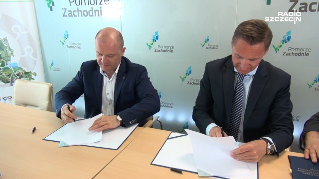 Pięć niskopodłogowych autobusów elektrycznych trafi do Szczecina. Umowę na ich dofinansowanie podpisali dziś prezydent Piotr Krzystek i marszałek Olgierd Geblewicz.