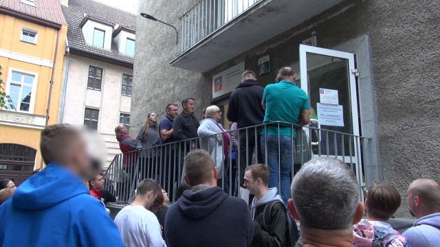 Po kilku dniach koczowania przed siedzibą Zarządu Budynków i Lokali Komunalnych w Szczecinie, pierwsi szczęśliwcy złożyli wnioski o wymarzone mieszkania. Dokładnie o 7:30 rozpoczęło się przyjmowanie dokumentów.