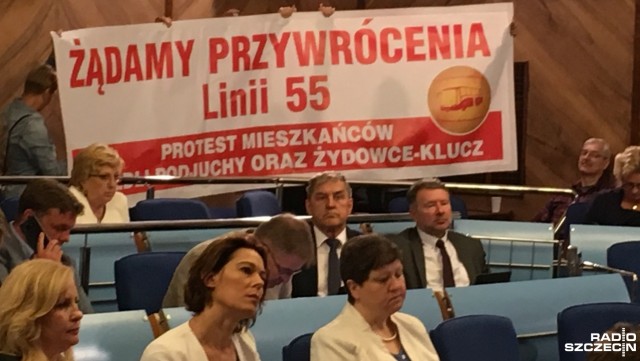 Protest mieszkańców na sesji szczecińskiej rady miasta. We wtorek na plac Armii Krajowej przyszło kilka osób z żądaniem przywrócenia autobusowej linii 55 na trasę Basen Górniczy-Klucz.