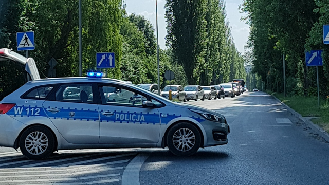 Potrącenie pieszego na ulicy Bogumińskiej w Szczecinie w okolicach stacji Orlen. Ruch samochodów - zarówno w kierunku Polic jak i w kierunku centrum Szczecina - jest czasowo wstrzymany.