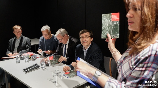 To w Szczecinie podczas strajków w grudniu 70 roku i styczniu 71 roku postulowano po raz pierwszy w Polsce utworzenie wolnych, niezależnych od partii, związków zawodowych - mówił we wtorek w Szczecinie prof. Jan Skórzyński.