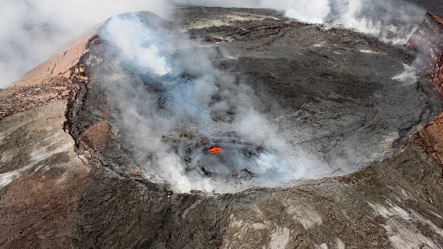 Nie poprawia się sytuacja na hawajskiej wyspie Big Island. Już 19 dzień z wulkanu Kilauea, który jest jednym z najbardziej aktywnych na świecie, wylewa się lawa.