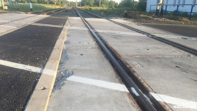 Dobę po otwarciu wyremontowanego przejazdu kolejowego potrzebna jest jego naprawa. Do kuriozalnej sytuacji doszło w Godkowie niedaleko Chojny.