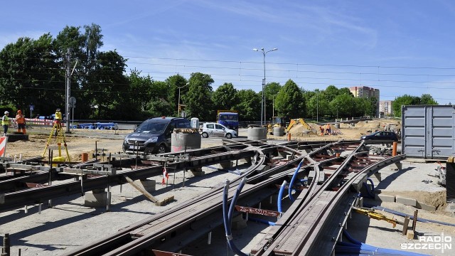 Kolejny etap prac na ulicy Arkońskiej w Szczecinie. U zbiegu z aleją Wojska Polskiego rozpoczęło się układanie rozjazdów tramwajowych. Można też już zobaczyć pierwsze części przyszłego ronda.