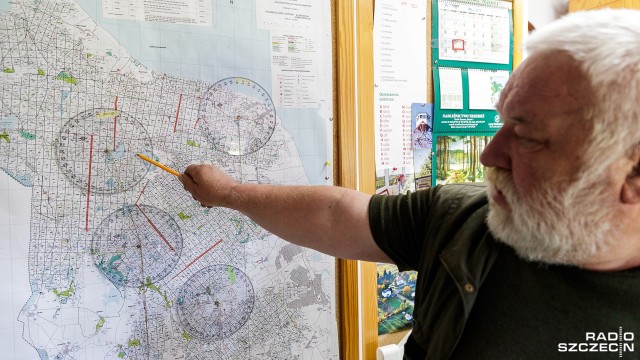 Doskonała pogoda i trzeci stopnień zagrożenia pożarowego w lasach - od środy obowiązuje w całym województwie zachodniopomorskim. Kilka razy dziennie zgłoszenia o pożarach dostają dyżurni Lasów Państwowych w Szczecinie.