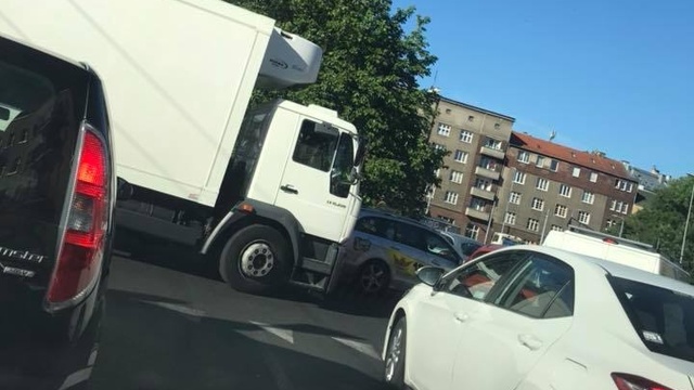 Kierujący osobowym fordem zderzył się z tramwajową trójką w Szczecinie. Do zdarzenia doszło w czwartek rano na rondzie Giedroycia.