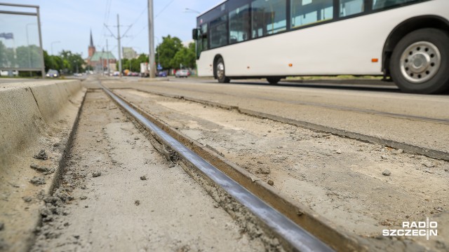 Tramwaje Szczecińskie rozważają podanie do sądu spółki Energopol. To wykonawca torowiska na odcinku od Mostu Długiego do Basenu Górniczego. Oddane do użytku z opóźnieniem pod koniec 2015 roku torowisko pęka trzeci rok z rzędu.