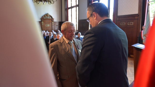 Wojewoda Tomasz Hinc wręczył 16 medali Pro Patria działaczom opozycji antykomunistycznej i osobom, które kultywują pamięć o walce o niepodległość Polski.