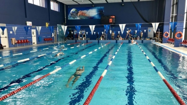 Szkoła przy ul. Rydla w Szczecinie świętuje swoje 35-lecie i 10-lecie istnienia jako Centrum Kształcenia Sportowego. Od piątkowego poranka trwają tam obchody święta szkoły - ze sportem, nauką i zabawą. Najważniejszym punktem uroczystości jest próba ustanowienia rekordu Polski w pływaniu sztafetowym 24-godzinnym, w której bierze udział 36 osób.