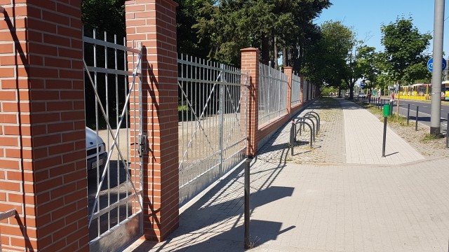 Przed terminem zakończył się remont kolejnej części ogrodzenia Cmentarza Centralnego w Szczecinie. Wzdłuż ulicy Ku Słońcu, na odcinku 70 metrów, są nowe podbudowy, murki, słupki i przęsła.