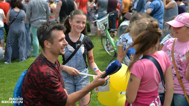 Występy dzieci, setki balonów i dwa tysiące żywych kwiatów, z których na trawie ułożono wielki rysunek uśmiechniętego słońca. Tak wyglądały w sobotę szczecińskie Jasne Błonia podczas obchodów 50-lecia Orderu Uśmiechu.