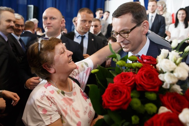 Premier Mateusz Morawiecki złożył wszystkim matkom najlepsze życzenia. Pamiętajmy o naszych Mamach dzisiaj i we wszystkie pozostałe 364 dni roku - napisał szef rządu na Twitterze.