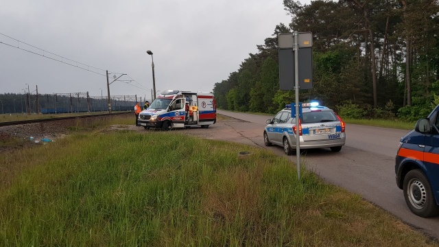 Mężczyzna potrącony przez pociąg koło Świnoujścia. Niegroźnie ranny został przewieziony do szpitala w Zdunowie.