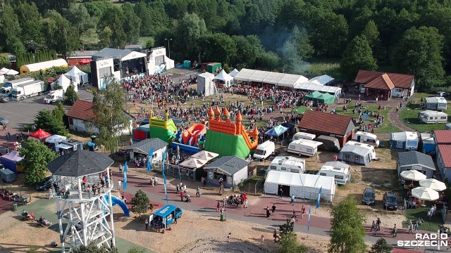 Strefa plażowania nad samym Zalewem, dmuchane zamki i regionalne smakołyki - w Trzebieży trwa Dzień Chemika.