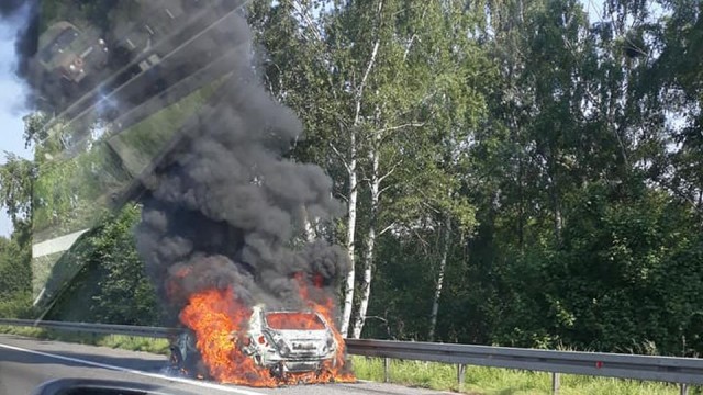 Na autostradzie A6, między Szczecina a Kołbaskowem, spłonęło auto osobowe.