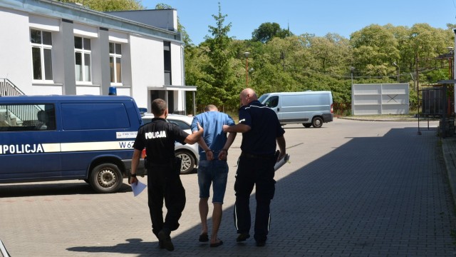 Za żarty przed komputerem może trafić za kraty. Osiem lat więzienia grozi mieszkańcowi Polic, który na jednym z portali społecznościowych napisał, że podłoży bombę.