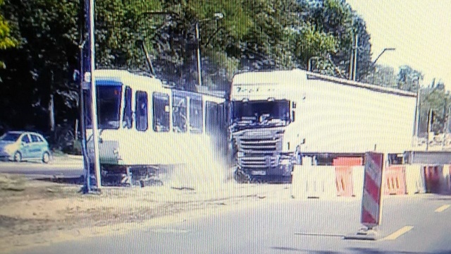 Uwaga kierowcy i pasażerowie komunikacji miejskiej. Jadąca w kierunku Głębokiego tramwajowa jedynka na Wojska Polskiego między Arkońską a Jarzyńskiego zderzyła się z TIR-em.
