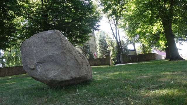 W Kołbaskowie jest już głaz, wkrótce będzie tablica upamiętniająca Longina Komołowskiego. Przed tamtejszym kościołem zaczęły się prace nad upamiętnieniem byłego wicepremiera i opozycjonisty z czasów PRL, który mieszkał w podszczecińskiej miejscowości.