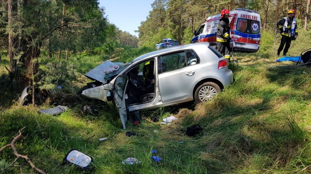 Samochód osobowy wypadł z drogi i uderzył w drzewo. Do wypadku doszło w środę po godzinie 11 na ulicy Wolińskiej w Świnoujściu.