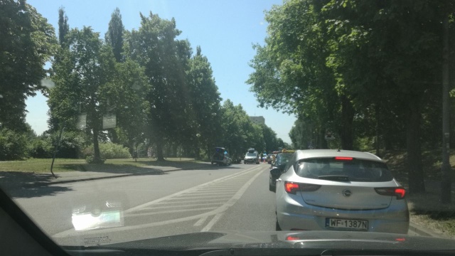 Około godz. 12 na przejściu dla pieszych kierujący autem wjechał w młodą kobietę. 19-latka z urazem głowy została odwieziona do szpitala. Na miejscu pracują policjanci, ruch odbywa się wahadłowo.