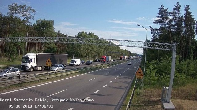 Na krajowej dziesiątce, między Stargardem a Kaliszem Pomorskim, osobówka wypadła z jezdni i uderzyła w drzewo. Na miejscu możemy napotkać poważne kłopoty z przejazdem.