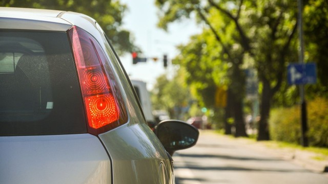 Od kilku godzin korkuje się przejazd remontowanym odcinkiem autostrady A6 w kierunku Goleniowa. Zator od zjazdu z węzła Kijewo do Rzęśnicy ma ponad sześć kilometrów. Niestety trasa alternatywna przez Dąbie również jest zakorkowana.