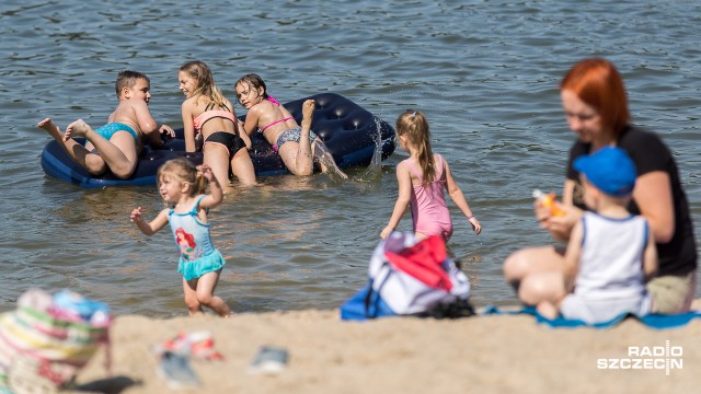 Tłumy mieszkańców wypoczywały w czwartek na szczecińskich kąpieliskach. Wysoka temperatura i długi weekend spowodowały, że wiele osób postanowiło szukać ochłody nad wodą. Młodsi i starsi nie tylko opalali się, ale także, często po raz pierwszy w sezonie, wchodzili do wody.
