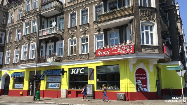 Jaskrawożółty kolor zniknie z elewacji kamienicy przy pl. Kościuszki w Szczecinie, a sprawą zajmuje się policja. Spółka Amrest, właściciel sieci fastfoodowej KFC zmieniła odcień elewacji parteru budynku z jasnożółtego na bardziej jaskrawy - o tym m.in. mówili słuchacze audycji interwencyjnej Czas Reakcji.