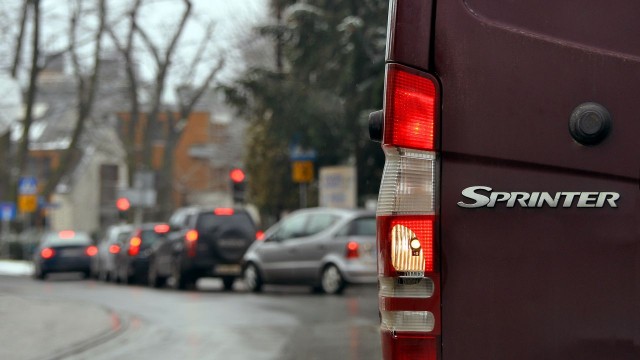 Nad autostradą A6 tak lunęło, że korek sięgnął, przed remontowanym odcinkiem, aż 10 kilometrów. Zakorkowały się też Szosa Stargardzka i ulica Zwierzyniecka. A na ulicy Kanał Parnicki zderzyły się dwa samochody.