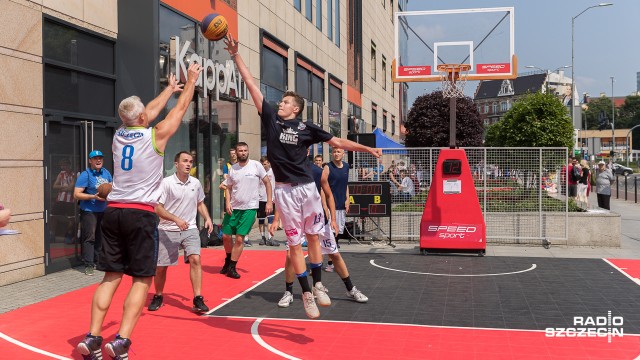 Koszykarze grają na ulicy w centrum Szczecina - przy Galerii Kaskada trwa Gryf Basket Cup. To turniej streetball, czyli trzyosobowej koszykówki ulicznej.