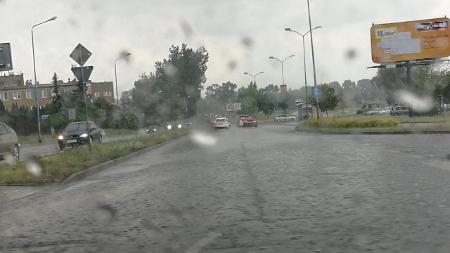Zalane ulice i problemy z przejazdem po burzy, która przeszła nad Szczecinem.