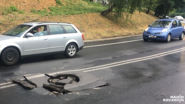 Problemy z przejazdem są też na ulicy Wilczej w Szczecinie. Tam po ulewie uszkodzony został fragment drogi.