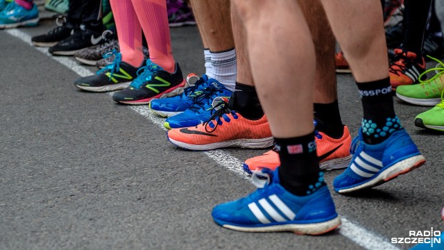 Ponad pół tysiąca biegaczy o godzinie 8 wyruszyło na trasę maratonu z Polic do Szczecina. To już czwarta edycja tego najmłodszego w Polsce biegu maratońskiego.