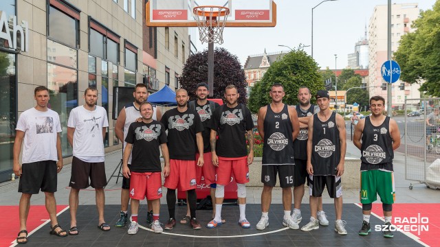 Maciej Adamkiewicz, Michał Trypuć, Marcin Zarzeczny, Tomasz Bodych i Tomasz Budziński, czyli ekipa Studio Budza wygrała Gryf Basket Cup - turniej trzyosobowej koszykówki ulicznej. Jak zapowiadają zwycięzcy - teraz chcą wygrywać turnieje zagraniczne.