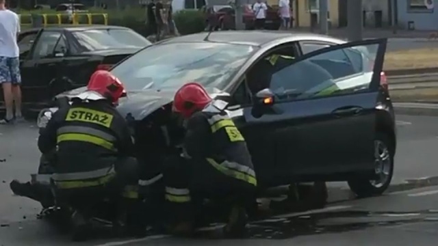 Pod maską jednego z pojazdów pojawił się ogień, który ugasili strażacy. Jeden z kierowców narzeka na ból głowy - udzielana jest mu pomoc medyczna. Aleja Piastów przez kilkanaście minut będzie zablokowana.