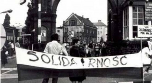 Szczecińska droga do wolności to tytuł wystawy pokazującej protesty w Szczecinie w 1988 r. Wystawa otwarta zostanie w środę w Domu Polonii.