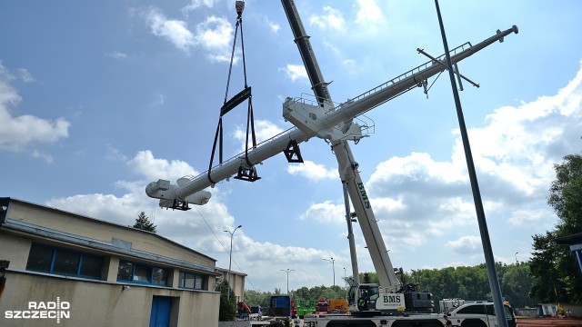 Ma 30 metrów wysokości i waży 30 ton. Maszt Maciejewicza dotarł na bulwary z Bazy Oznakowania Nawigacyjnego przy Światowida w Szczecinie, gdzie był magazynowany przez ostatnie lata.