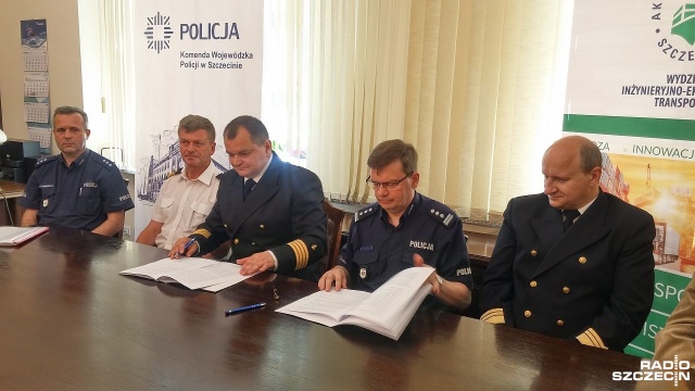 Poprawa bezpieczeństwa na szczecińskich ulicach to główny cel podpisanego w poniedziałek porozumienia między szczecińską Akademią Morską a policjantami z Komendy Wojewódzkiej w Szczecinie.