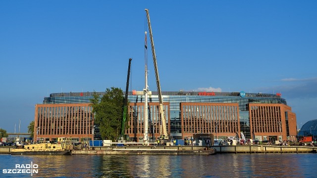 Przed godziną 20 rozpoczęła się akcja ustawiania masztu Maciejewicza na szczecińskiej Łasztowni. Konstrukcja stanęła na trawniku przed biurowcem Lastadia Office.