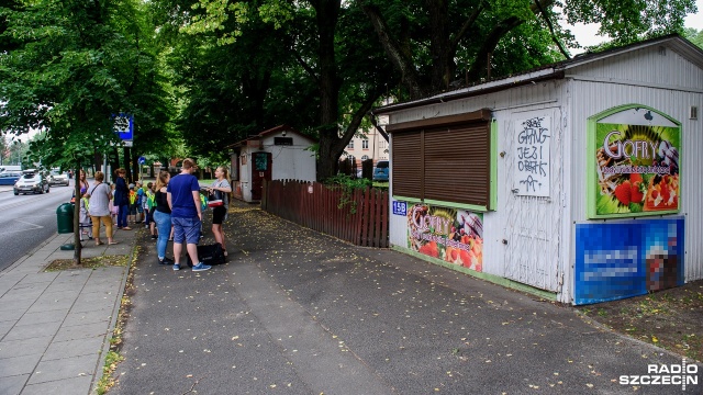 Na razie nie można rozebrać pawilonów handlowych przy ulicy Wielkopolskiej w Szczecinie - informuje miasto. Chodzi o dwie budki zlokalizowane w sąsiedztwie alei Jana Pawła II.