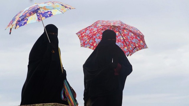 Norweski parlament we wtorek wieczorem uchwalił zakaz noszenia islamskich chust we wszystkich placówkach oświatowych: od żłobka po uniwersytet. Zakaz będzie dotyczył zarówno uczniów, nauczycieli jak i personelu pomocniczego.